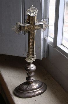 Crucifix reliquaire qui comporte une relique jacquaire