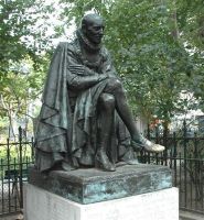statue de Montaigne rue des Écoles