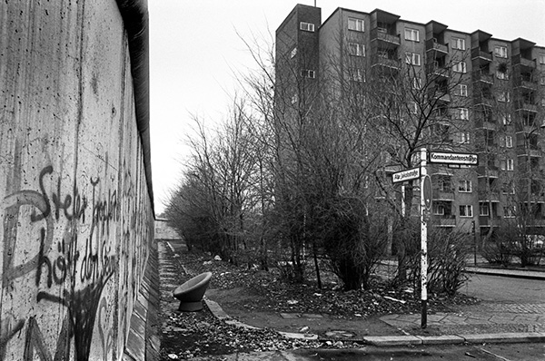 avec le mur