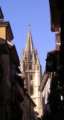 tour de la cathédrale Saint-Sauveur d'Oviedo